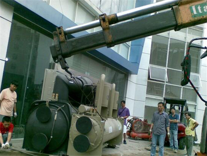 零陵区随车吊和汽车吊的核心区别是什么？哪种更省钱？